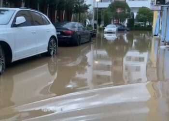 Përkeqësimi i motit/ Përmbytet lagjja “Besëlidhja” në Lezhë, rrugët kthehen në lumenj