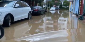 Përkeqësimi i motit/ Përmbytet lagjja “Besëlidhja” në Lezhë, rrugët kthehen në lumenj