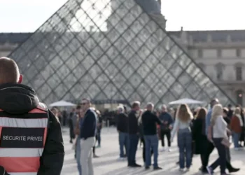 Muzeu i Luvrit rrit çmimet për vizitorët jashtë Evropës me 45%, pas vjedhjes spektakolare