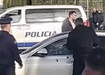 (VIDEO) Pamje nga Rinas: Policia përpiqet të hapë makinën e blinduar pas atentatit ndaj Gilmando Danit