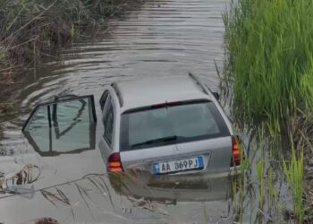 Aksident në aksin Lezhë-Milot, makina fundoset në kanalin me ujë