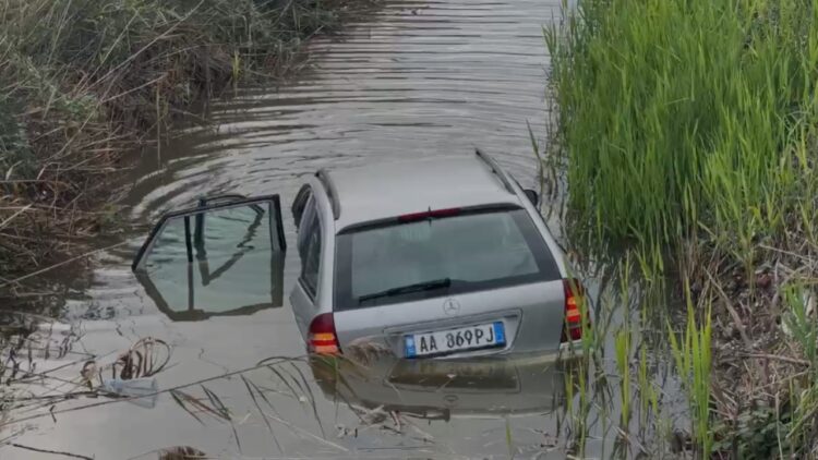 Aksident në aksin Lezhë-Milot, makina fundoset në kanalin me ujë