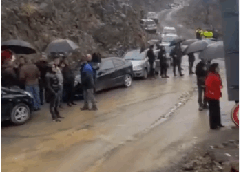 Dështoi takimi i Ministrisë me minatorët: Grevistët vazhdojnë rezistencën paqësore