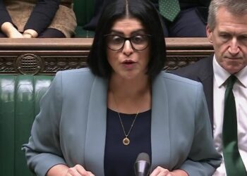 Ministrja e Brendshme britanike në parlament: Gati dëbimi 700 familjeve shqiptare