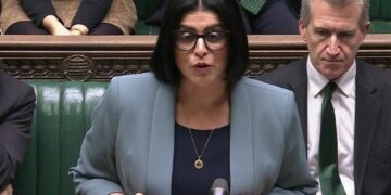 Ministrja e Brendshme britanike në parlament: Gati dëbimi 700 familjeve shqiptare