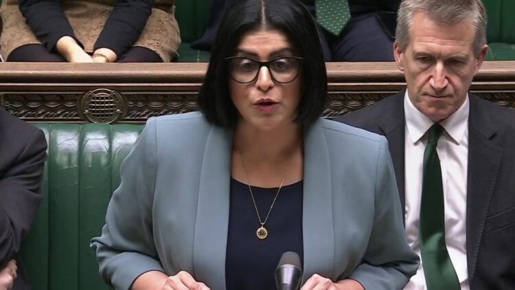 Ministrja e Brendshme britanike në parlament: Gati dëbimi 700 familjeve shqiptare