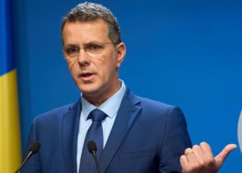 Gënjeu në CV-në e tij, ministri rumun i Mbrojtjes jep dorëheqjen pas 5 muajsh në detyrë