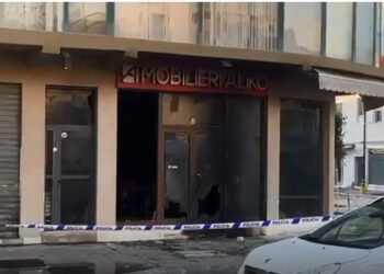 Përfshihet nga zjarri një mobilieri në Vlorë, shkrumbohet kati i parë i objektit