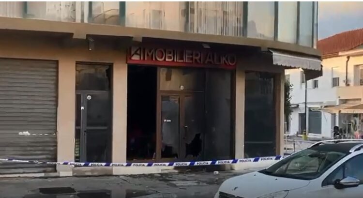 Përfshihet nga zjarri një mobilieri në Vlorë, shkrumbohet kati i parë i objektit