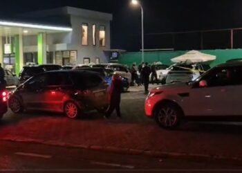 Vrasja e biznesmenit në Elbasan: Momenti kur familjarët mbërrijnë në vendngjarje