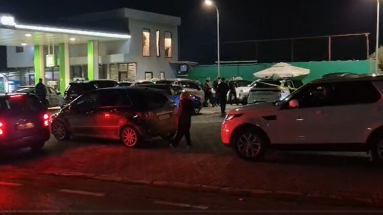 Vrasja e biznesmenit në Elbasan: Momenti kur familjarët mbërrijnë në vendngjarje