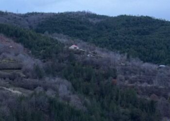 Dorëzohen të rrethuarit në Orosh, dy personat e armatosur u bindën nga motra e njërit prej tyre që negocioi