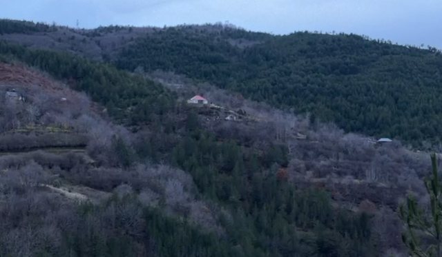 Dorëzohen të rrethuarit në Orosh, dy personat e armatosur u bindën nga motra e njërit prej tyre që negocioi