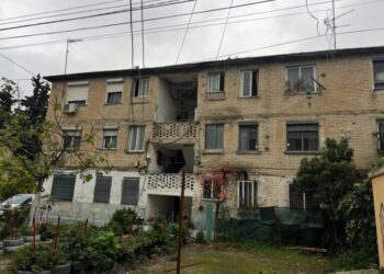 Denoncimi i Imami: 6 vite pas tërmetit, pallati në Kombinat rrënohet çdo ditë: As prishje, as rindërtim”
