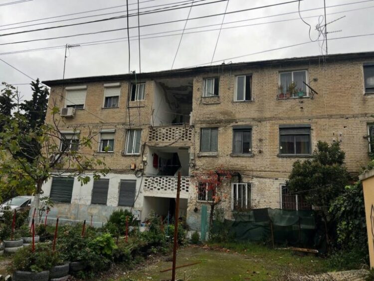 Denoncimi i Imami: 6 vite pas tërmetit, pallati në Kombinat rrënohet çdo ditë: As prishje, as rindërtim”