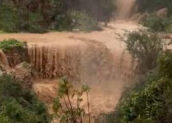 Reshjet shkatërrojnë urën e fshatit Leftrehor, tre fshatra të izoluara në Delvinë