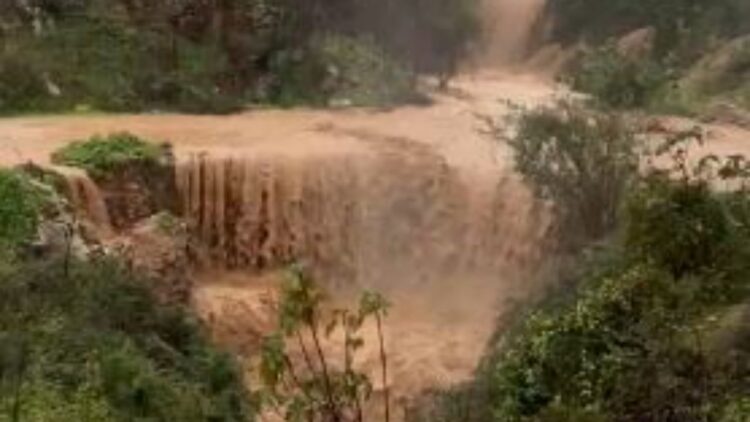 Reshjet shkatërrojnë urën e fshatit Leftrehor, tre fshatra të izoluara në Delvinë