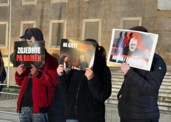 “Na gjeti Bela(ja)”/ Pankartat pikante nga protesta te Kryeministria – FOTO