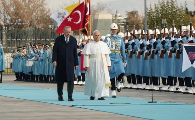 Papa Leoni pritet nga Erdogani në Ankara