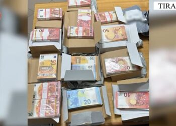 Zbulohet rrjeti i eurove të falsifikuara. Ja si i sillnin në Shqipëri, prangosen 4 persona