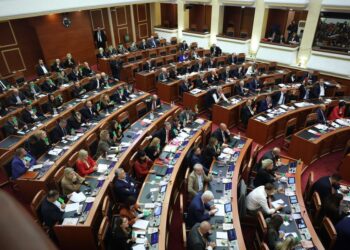 Të mblidhemi bashkë në referendum, se Atdheu na thërret/Na hoqën emrin, Nënë, Baba, Atdhe, Besë, Nder!