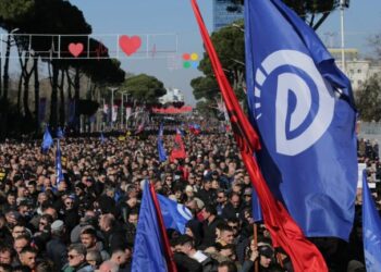 Qytetarë, në rrugë për të “shpëtuar Shqipërinë” – thirrja e PD-së