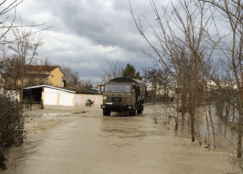 ‘Argjinatura të çara dhe zona pa energji elektrike’, Qarku Korçë përballet me dëme nga reshjet