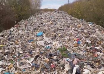 Katastrofa mjedisore gati të ndodhë… Mali me plehra mbin nga hiçi pranë lumit në Angli