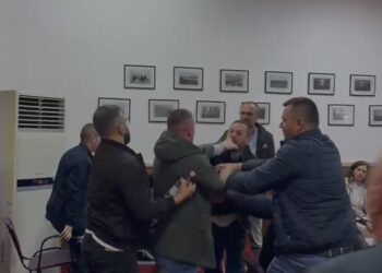 “Turp të keni turp”/ Sherr me grushta në mbledhjen e Këshillit Bashkiak të Pogradecit (VIDEO)