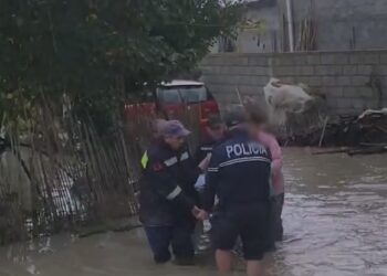 Moti i keq godet vendin: Policia shpëton banorë dhe kërkon 75-vjeçaren e zhdukur