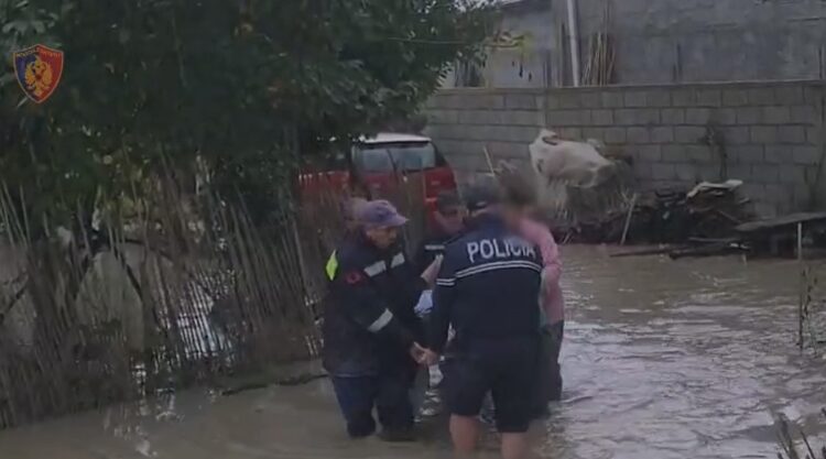 Moti i keq godet vendin: Policia shpëton banorë dhe kërkon 75-vjeçaren e zhdukur