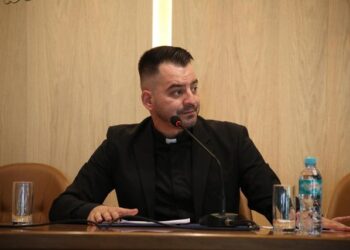 “Na i kurseni urimet e Bajramit dhe Pashkëve: Mesazh për politikën dhe hipokrizinë fetare”