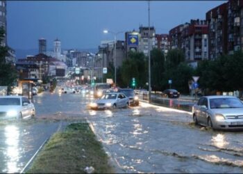 Moti i keq “mbërthen” edhe Kosovën/ Përmbytje në Prishtinë, ndërpritet procesi mësimor