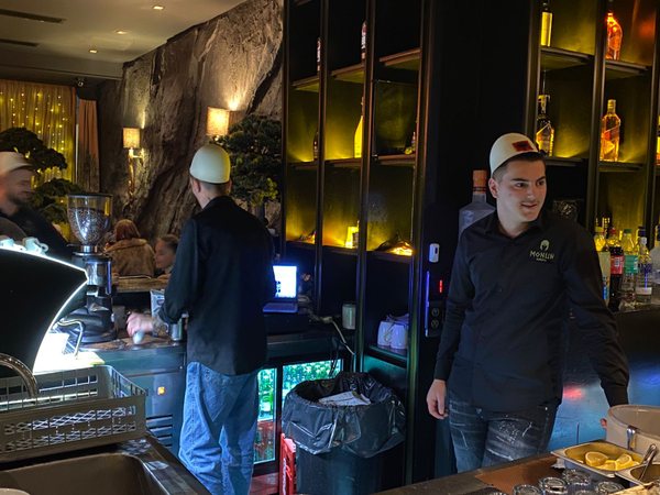 Prizreni feston me shpirt shqiptarie: Kamerierët shërbejnë me plis për Festat e Nëntorit