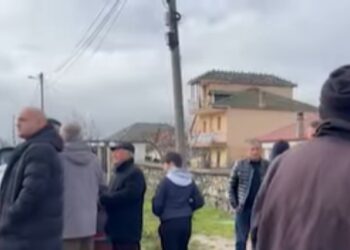 Kolonjë /Banorët në protestë kundër instalimit të paneleve diellore në zonën e kullotave