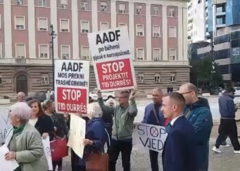 Banorët e Durrësit protestë te Kryeministria: Po na nxjerrin nga shtëpitë për një lulishte