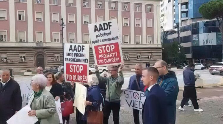 Banorët e Durrësit protestë te Kryeministria: Po na nxjerrin nga shtëpitë për një lulishte
