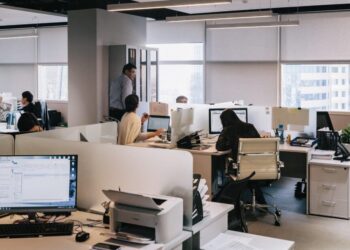 Edhe Universiteti “nuk vlen”, mbi 80% e vendeve të lira të punës në 2024 nuk kërkonin aftësi arsimore