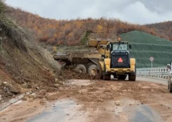 U përurua para 2 muajsh nga Balluku, bllokohet nga rrëshqitjet e dheut aksi Qukës-Qafë Plloçë