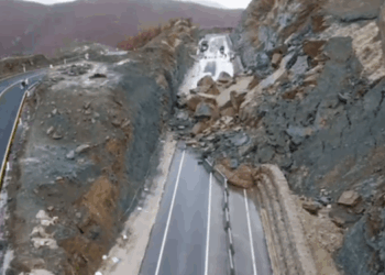 “Krenarë me vjedhjen”, Berisha ndan videon e rrugës 260 mln € Qukës–Qafë Plloçë që u shkatërrua pas shiut