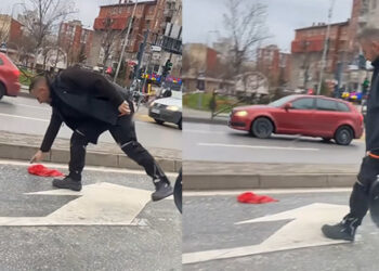 Qytetari ndalon makinën dhe ngre flamurin kombëtar të rënë në rrugë