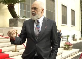 Samiti/ Rama mbërrin në Pallatin e Brigadave, refuzon të komentojë vendimin e GJKKO për Ballukun