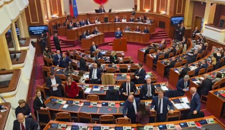 Rama nis fjalën/ Deputetët demokratë i kthejnë kurrizin, kryeministri: Më mirë shpina se fytyra juaj