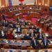 Rama nis fjalën/ Deputetët demokratë i kthejnë kurrizin, kryeministri: Më mirë shpina se fytyra juaj