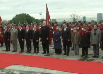 81-vjetori i Çlirimit, krerët e shtetit homazhe te Varrezat e Dëshmorëve! Rama: Urime festën kombëtare