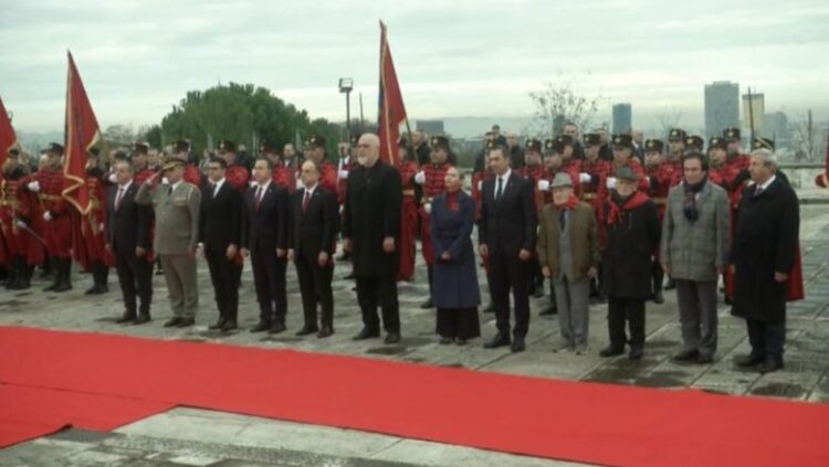 81-vjetori i Çlirimit, krerët e shtetit homazhe te Varrezat e Dëshmorëve! Rama: Urime festën kombëtare