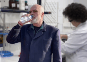 Uji i pijshëm i ambalazhuar/ KLSH ngre alarmin: Sistemi i kontrollit nuk garanton cilësi dhe siguri