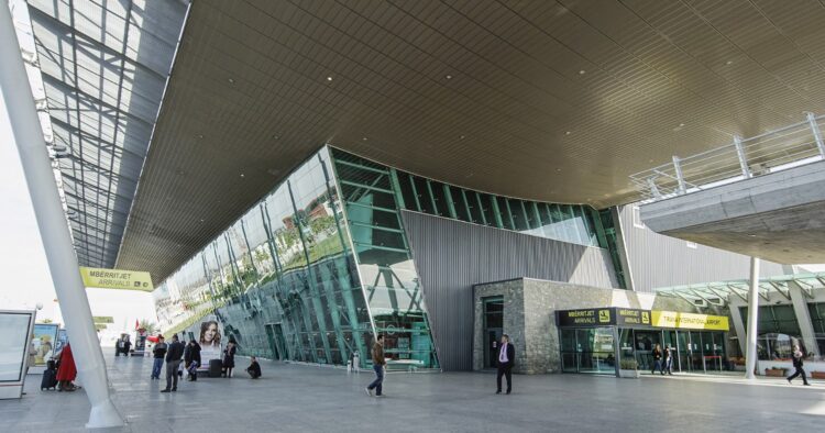 Kontrolle të forta në Rinas/ Pranga Denis Xhelilit, furnizonte Anglinë me drogë të klasit A