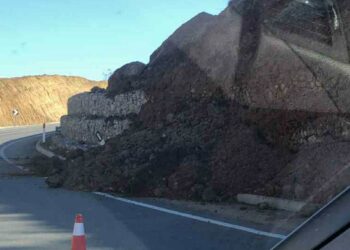 U përurua para dy muajsh nga Balluku, nis të degradojë rruga Qukës-Qafë Plloçë që kushtoi 260 mln euro