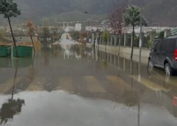 Përmbytje në Bulqizë/ Bllokohen dy lagjet e qytetit bashkia “fle”